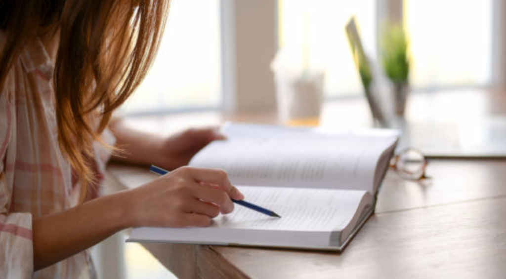 Metodologi Penelitian Kualitatif dalam Penelitian Skripsi Ilmu Komunikasi